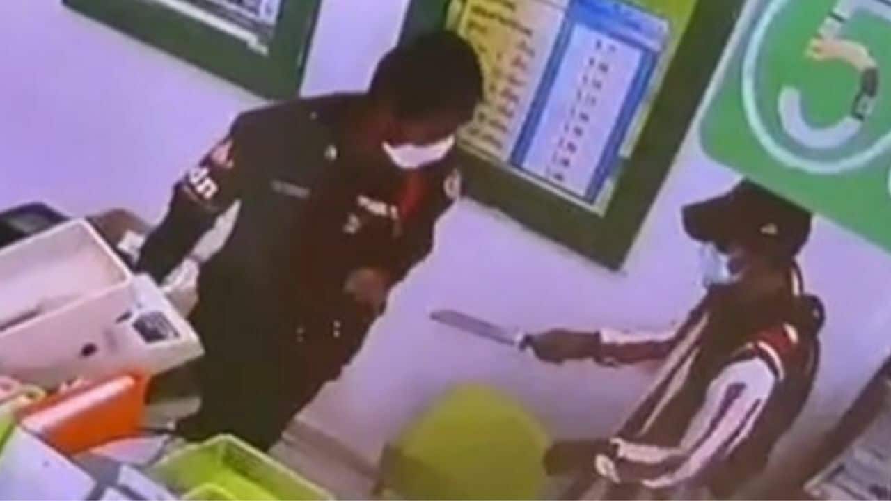 Hero Thai Guard Stops Knife Wielding Bank Robber